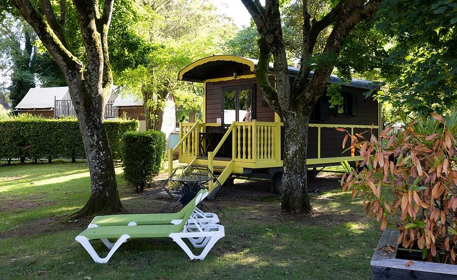 Roulotte en bois colorée dans un camping arboré près de Gien, hébergement insolite en pleine nature