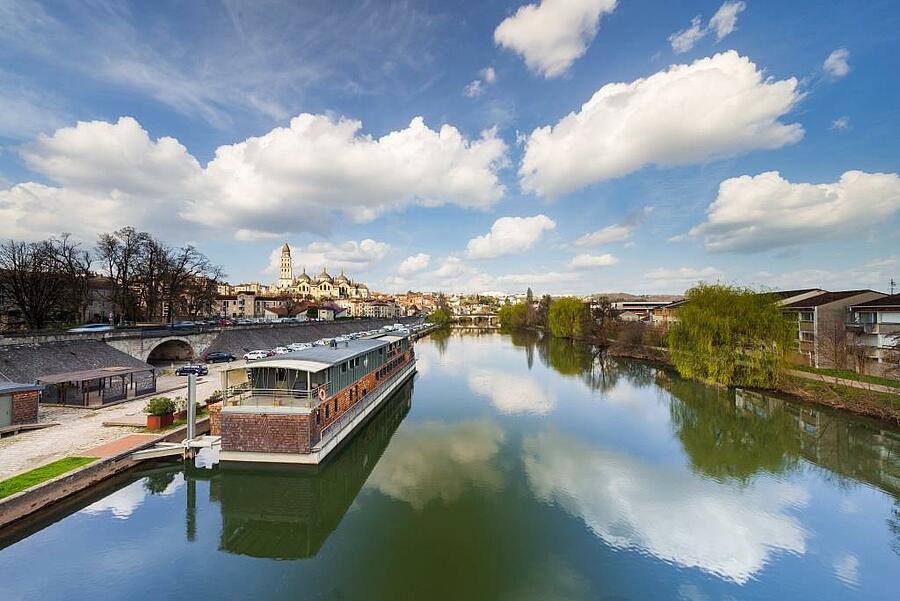 Vue de Périgueux et rivière paisible en Nouvelle-Aquitaine
