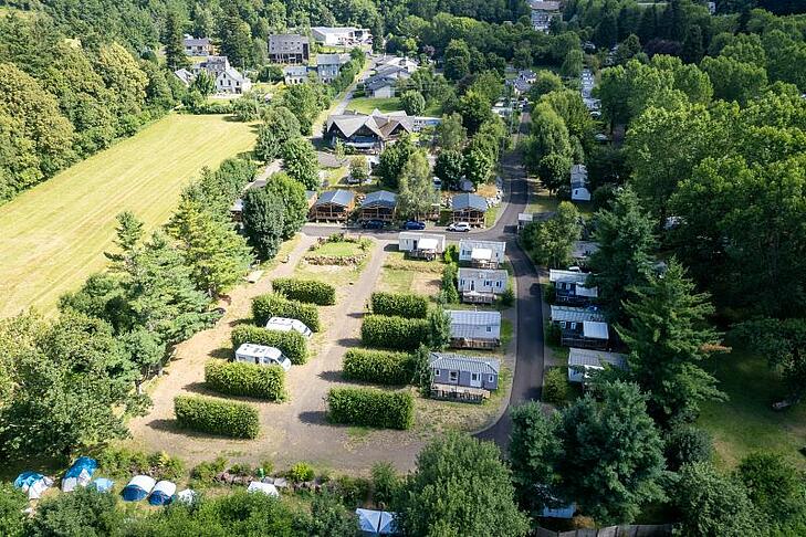 Vue aérienne du camping Sites et Paysages La Marmotte près du Puy de Sancy